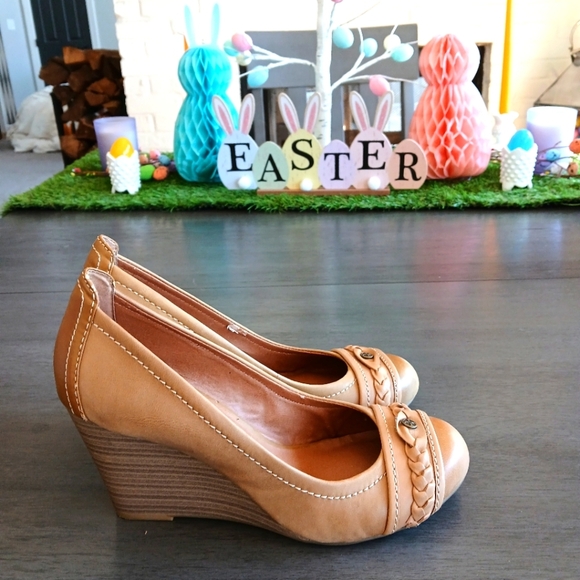 LUCKY Brand Women's Tan Wedge Shoes Size 7.5 Excellent Condition - Picture 1 of 6